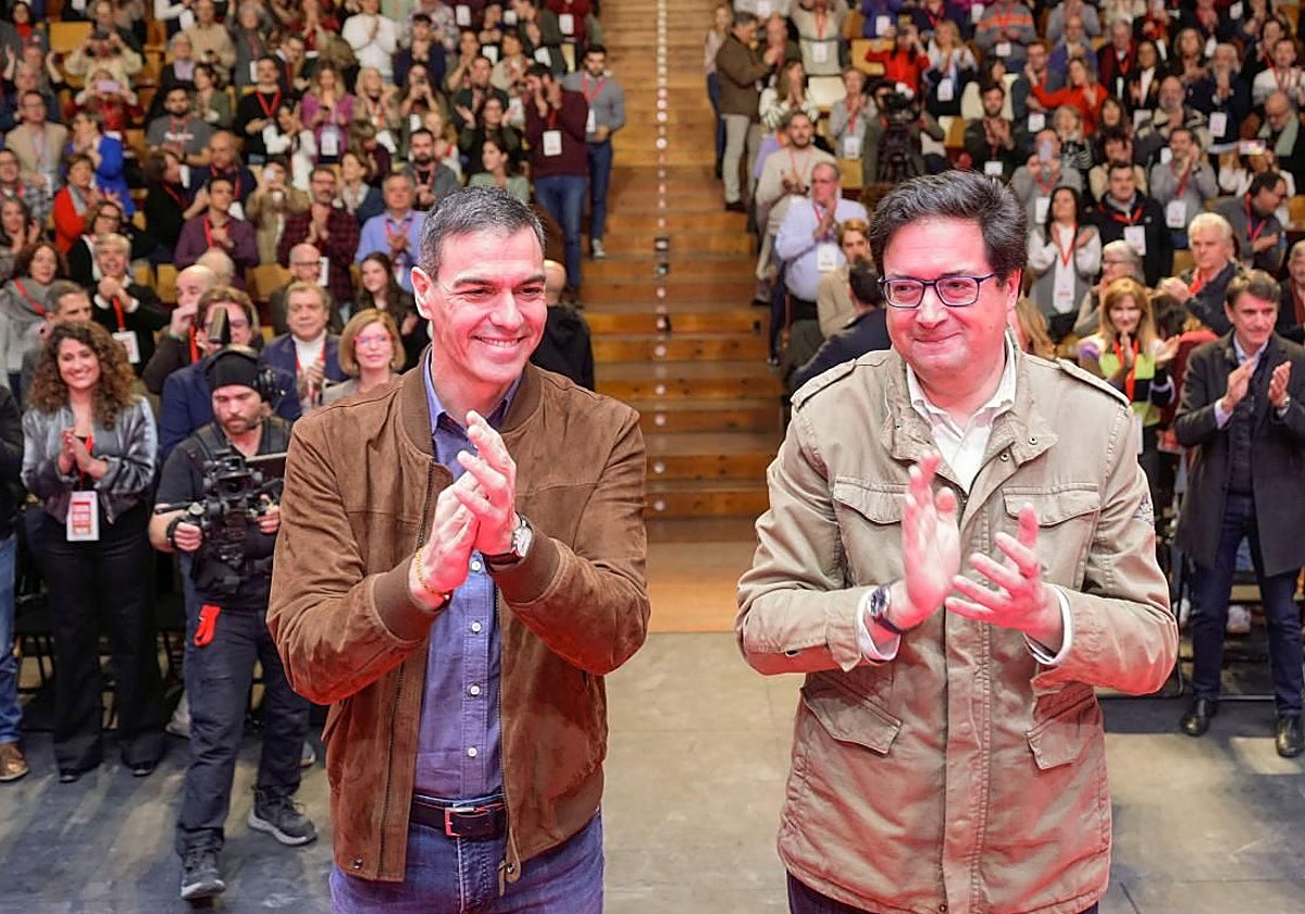 Pedro Sánchez y Óscar López, en la clausura del XV Congreso del PSOE de Madrid