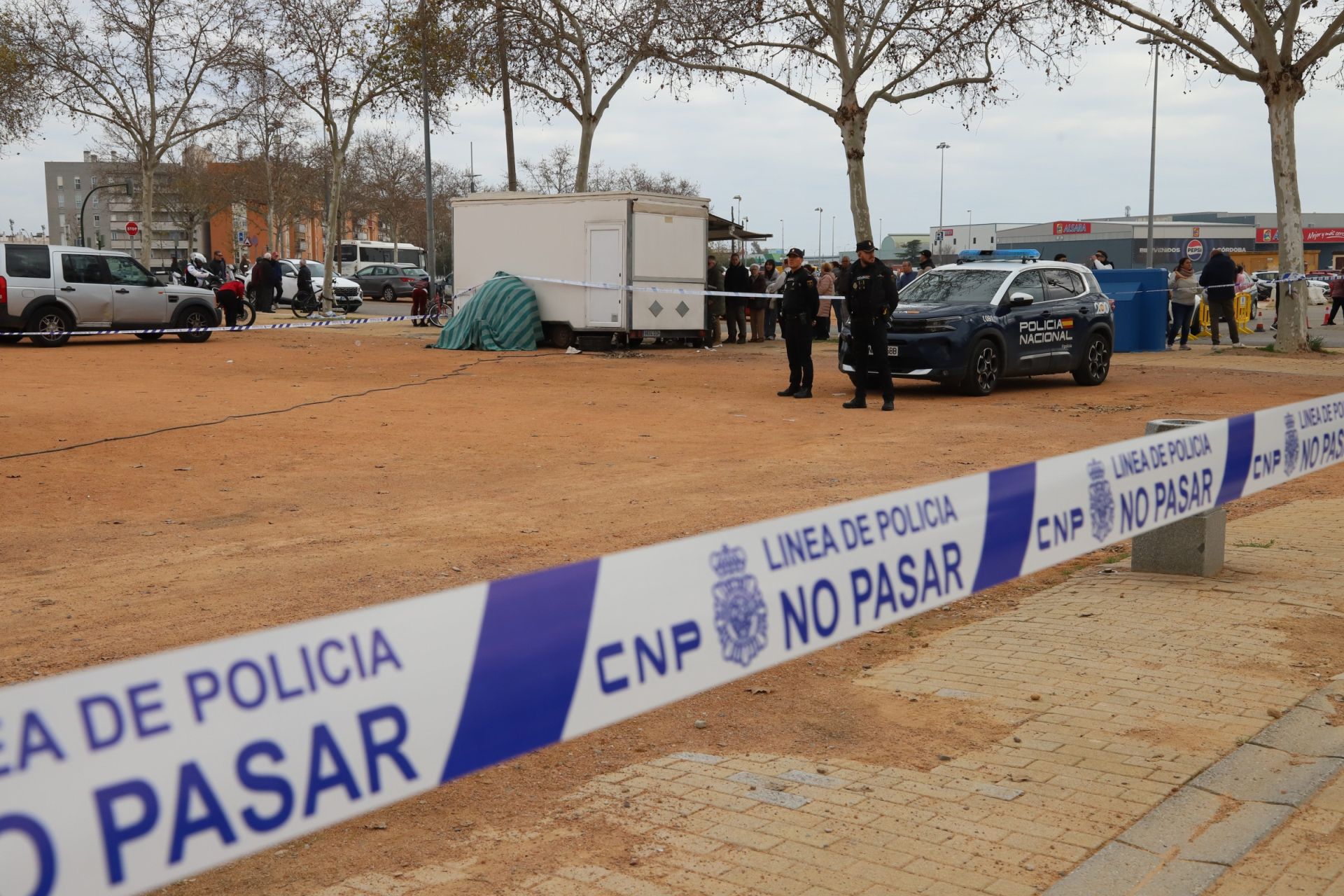 La Policía Nacional blinda el Arenal en Córdoba tras la muerte de un menor, en imágenes
