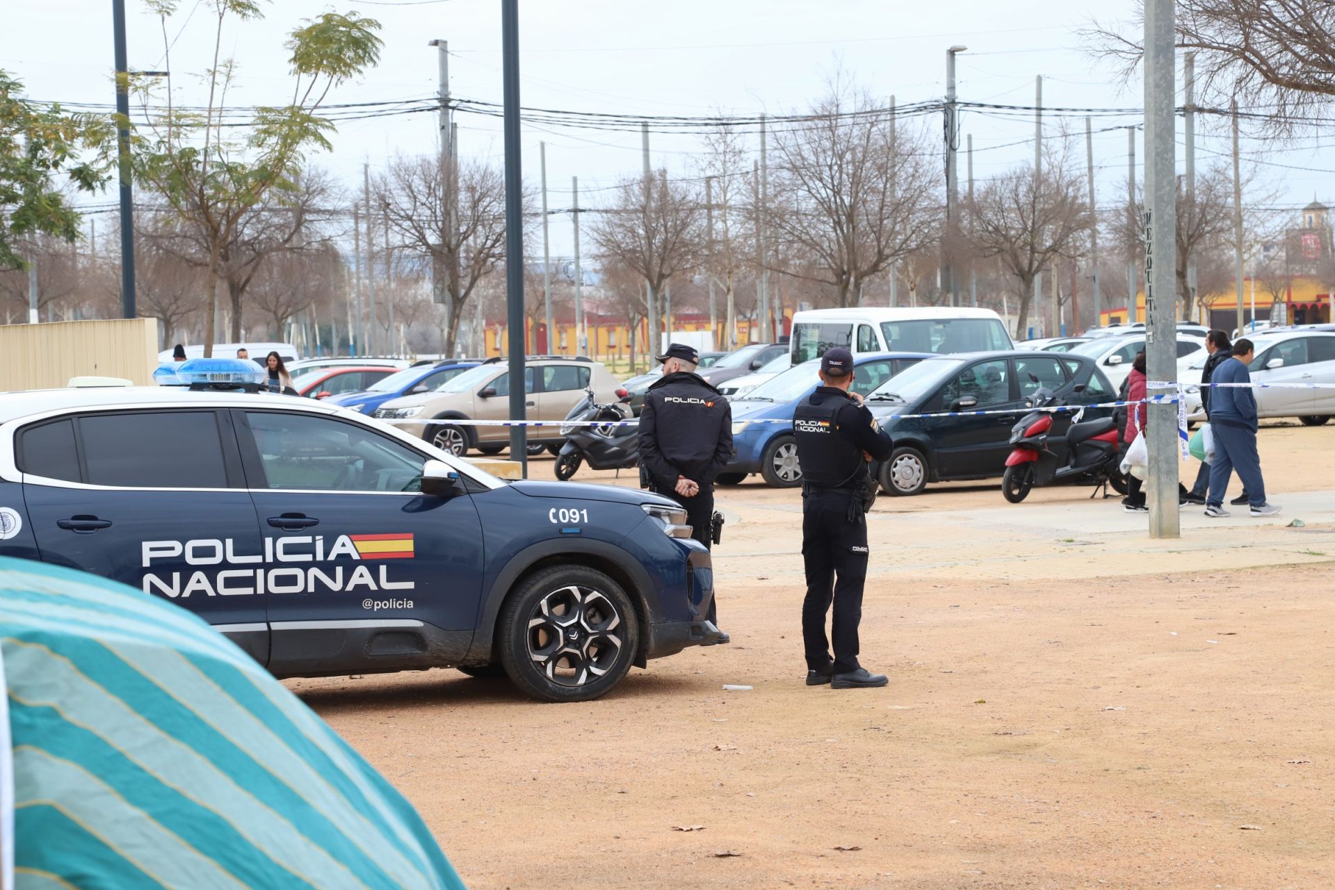 La Policía Nacional blinda el Arenal en Córdoba tras la muerte de un menor, en imágenes