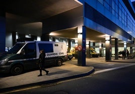 Un paciente agrede con un arma blanca a un enfermero y un guardia de seguridad en un hospital en La Coruña