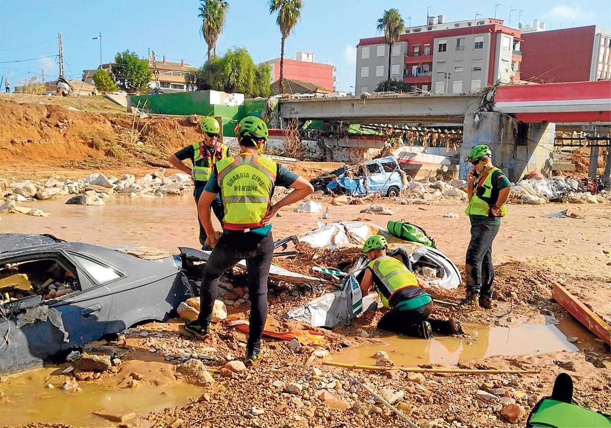 Equipos de rescate trabajan en la zona devastada por la dana