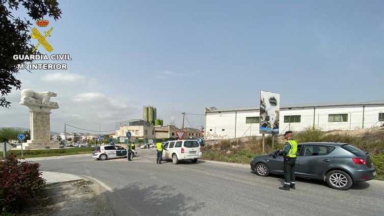 Le pillan robando en un supermercado de Baena y agrede al guardia jurado