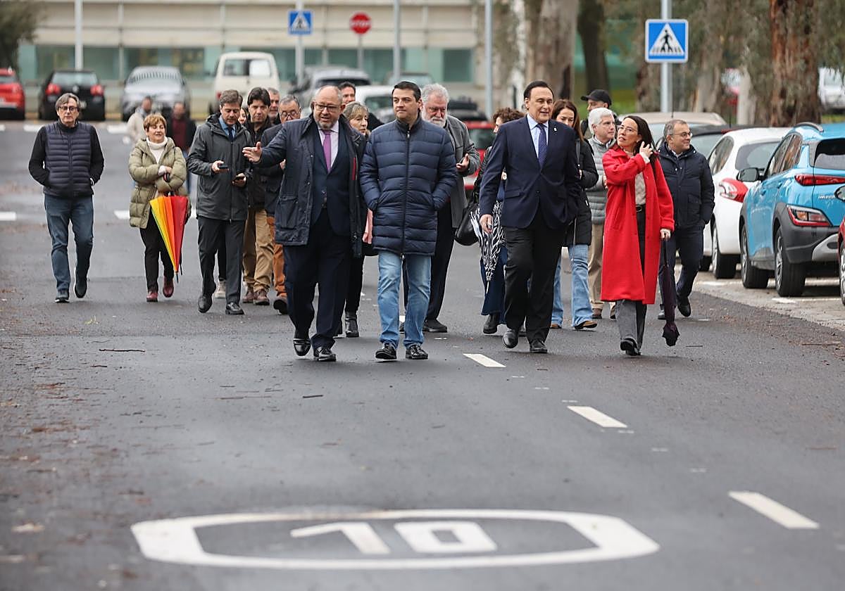 El consejero de Universidades, con el rector y el alcade, en su visita al campus de Rabanales