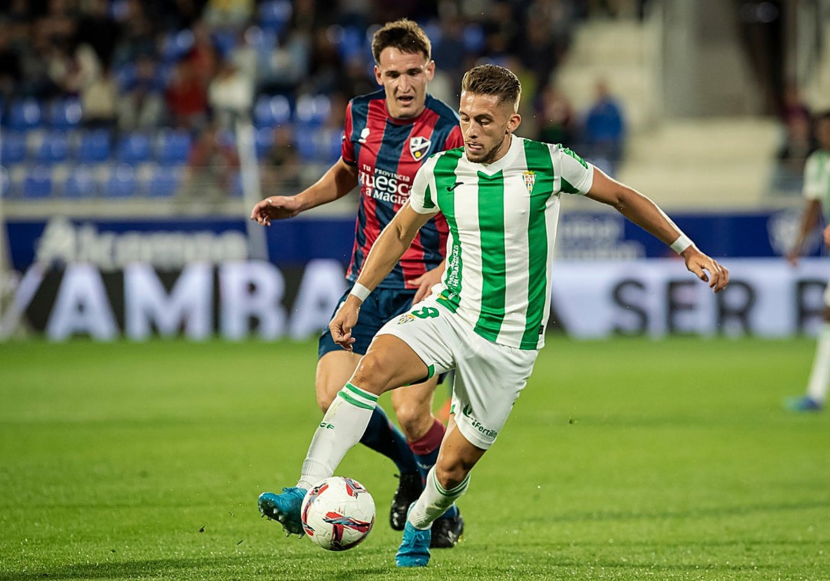 Isma Ruiz conduce el balón durante el partido de ida ante el Huesca