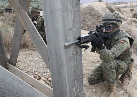 Imagen secundaria 1 - Los militares durante los ejercicios de formación en combate en la Legión en Almería