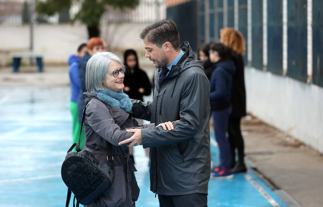 El emotivo minuto de silencio del IES Averrores por el joven apuñalado en Córdoba, en imágenes