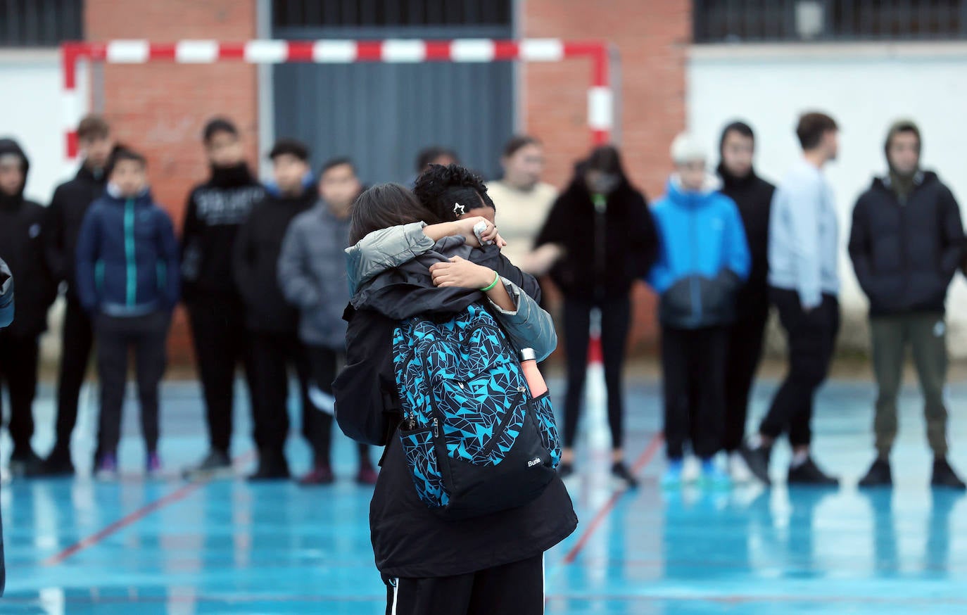 El emotivo minuto de silencio del IES Averrores por el joven apuñalado en Córdoba, en imágenes