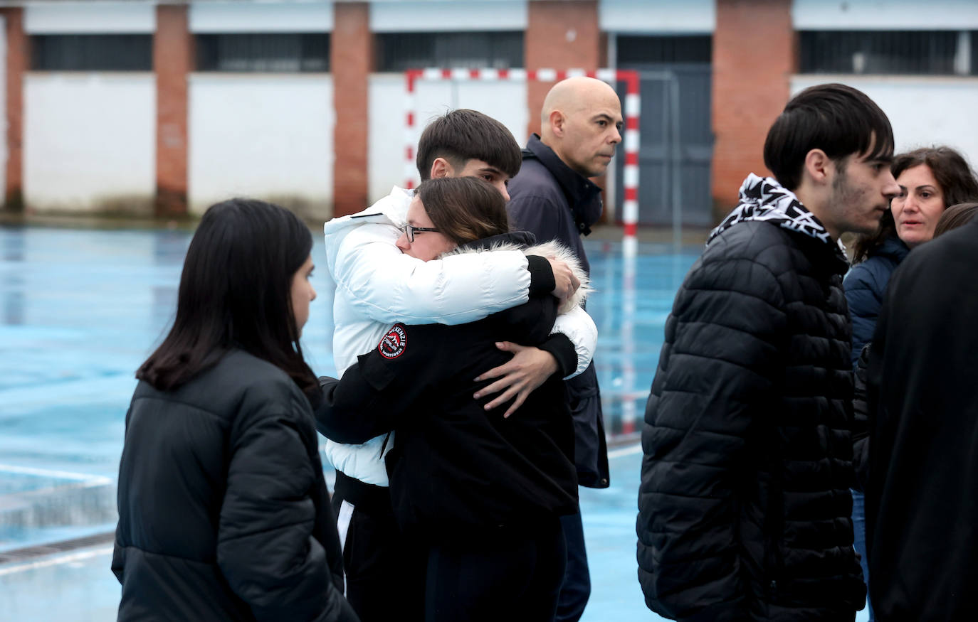 El emotivo minuto de silencio del IES Averrores por el joven apuñalado en Córdoba, en imágenes