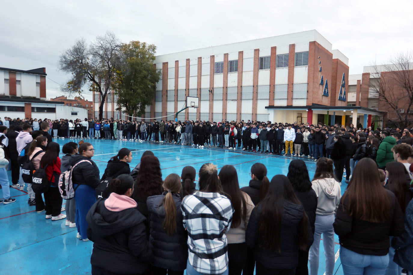 El emotivo minuto de silencio del IES Averrores por el joven apuñalado en Córdoba, en imágenes
