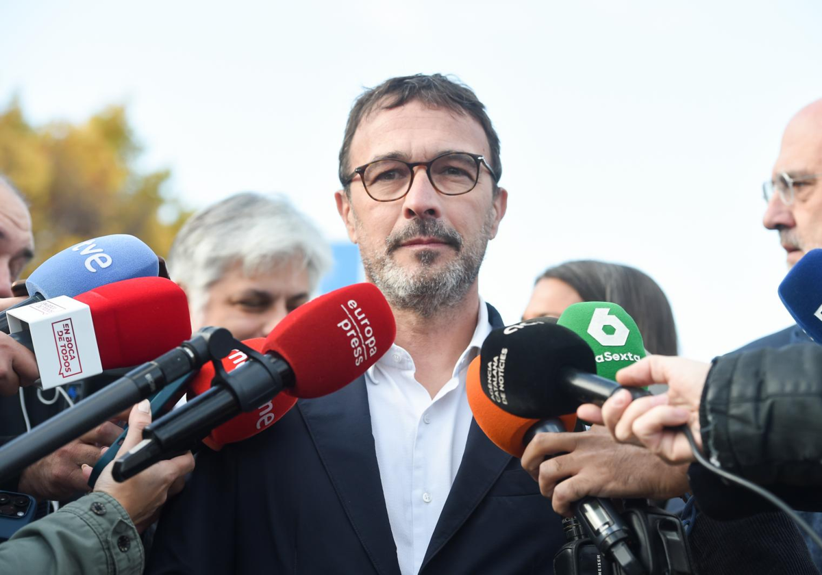 Josep Rius, portavoz y vicepresidente de Junts, atiende a los medios a las puertas de la Audiencia Nacional en noviembre