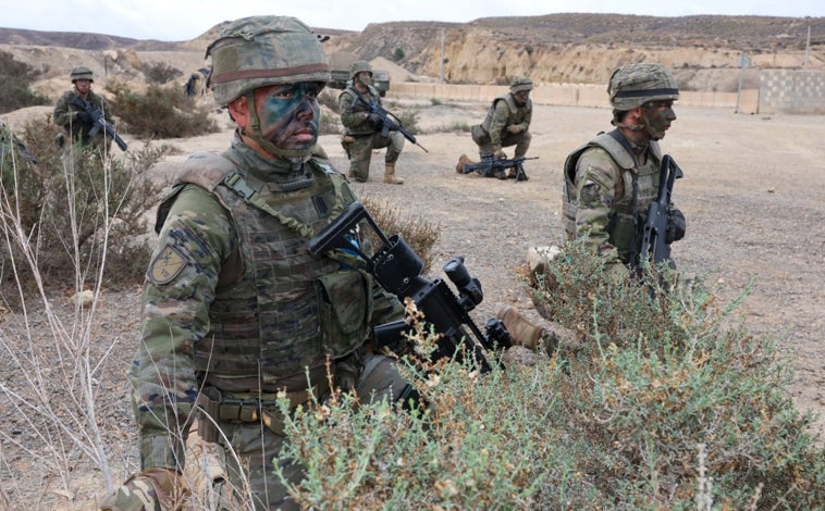 Imagen principal - Los militares durante los ejercicios de formación en combate en la Legión en Almería