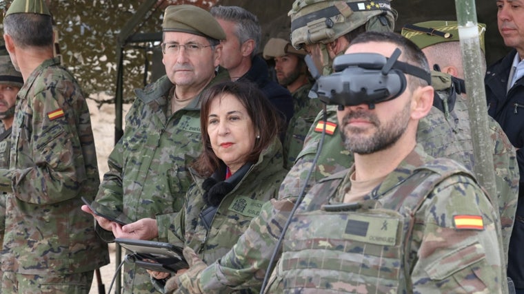 La ministra de Defensa observa uno de los ejercicios de formación militar