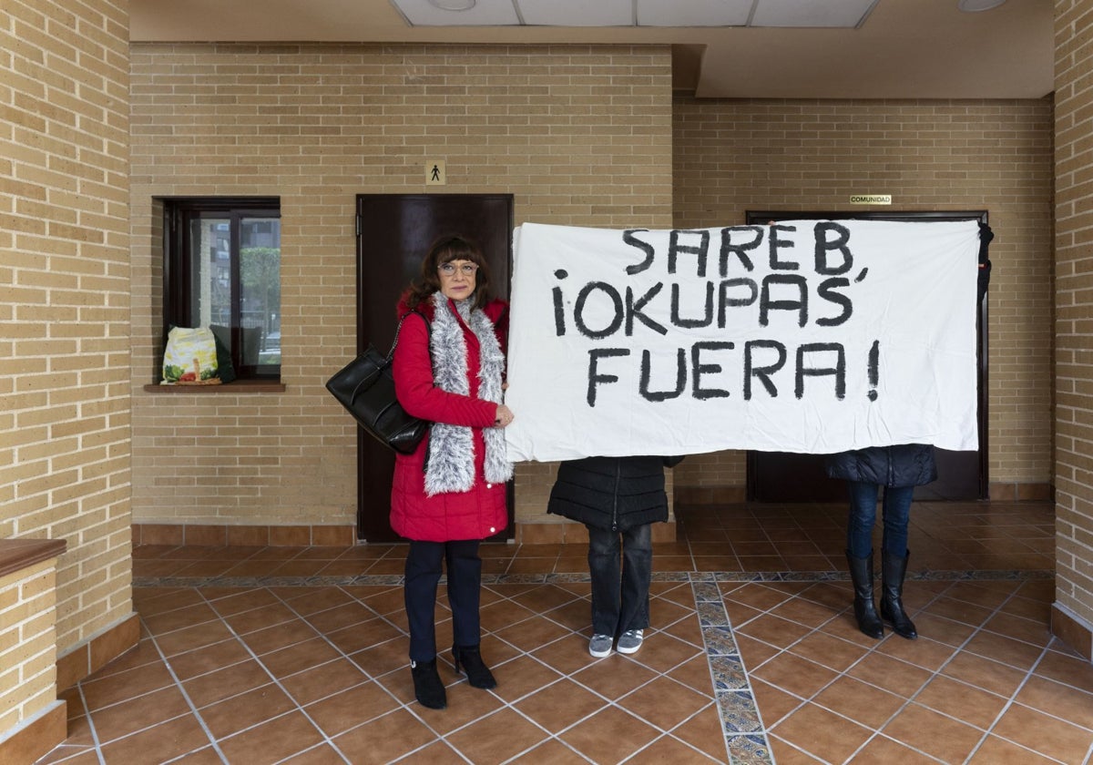 Tres vecinas propietarias protestan el pasado jueves contra los okupas y Sareb