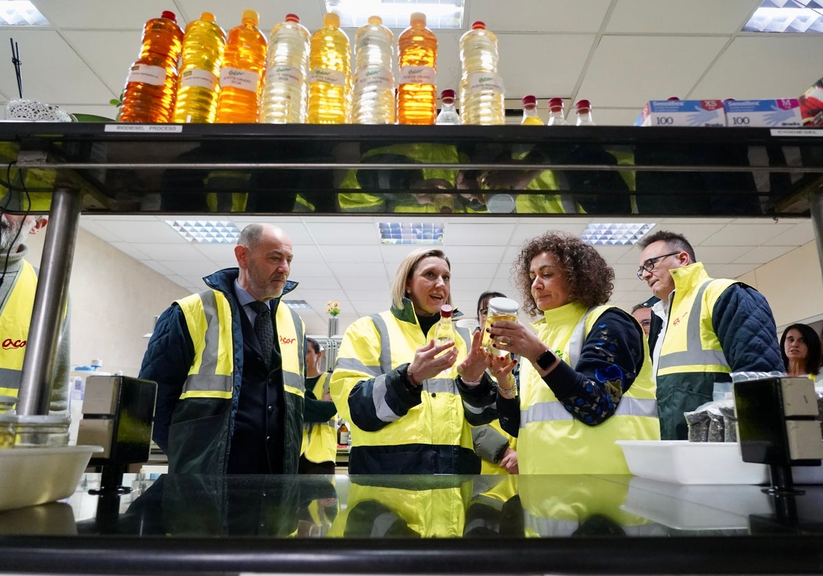 La vicepresidenta de la Junta y consejera de Familia e Igualdad de Oportunidades, Isabel Blanco, en su visita a las instalaciones de Acor, en Olmedo (Valladolid)