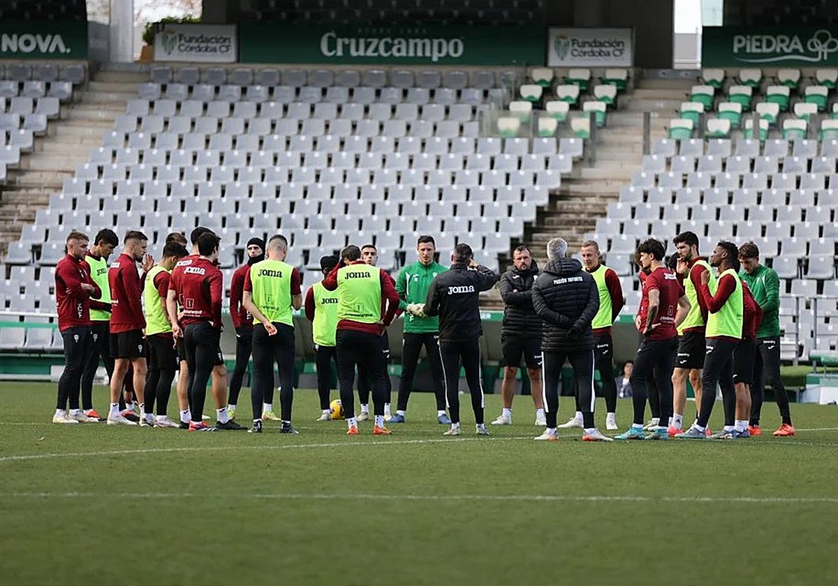 La plantilla blanquiverde se ejercita a las órdenes de Iván Ania