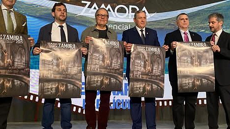 Víctor Olivencia, segundo por la derecha, sostiene el cartel de la Semana Santa de Zamora 2025