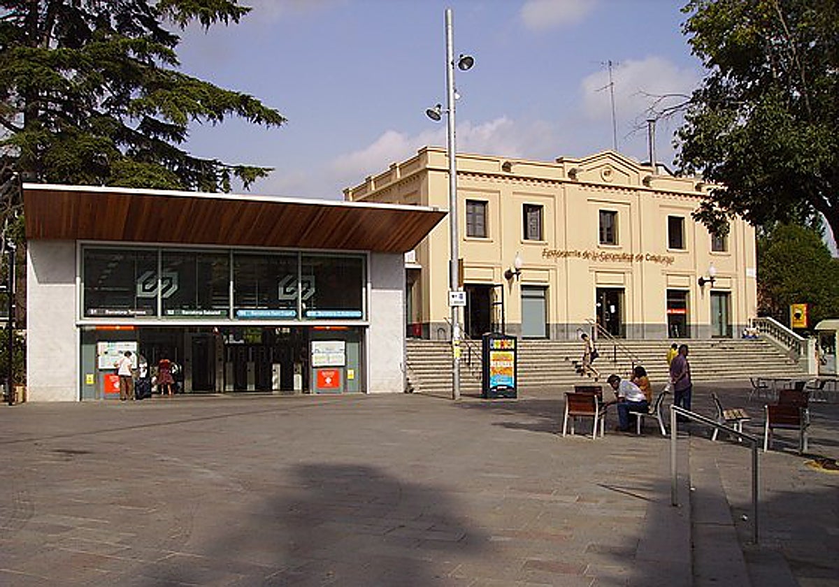 Entrada de la estación de ferrocarriles de Sant Cugat (Barcelona)