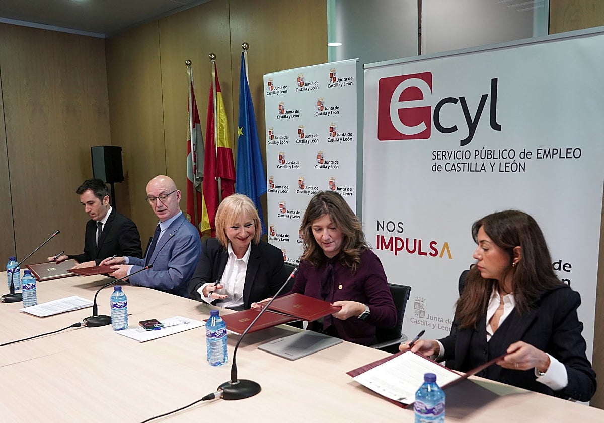 La consejera de Industria firma el acuerdo con los representantes de las cuatro universidades públicas