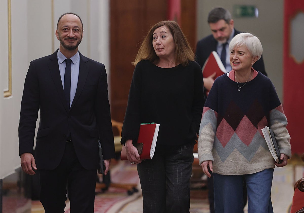 Los socialistas Gómez de Celis, Armengol y Leal, a su llegada a la reunión de la Mesa de este martes