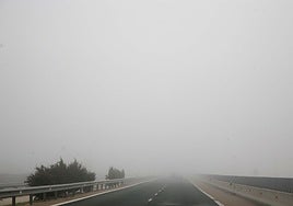 Cuatro heridos en una colisión múltiple en la A-62 provocada por la niebla, en Dueñas (Palencia)