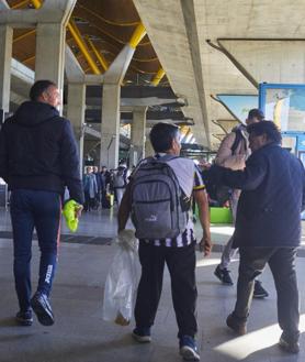 Imagen secundaria 2 - A la caza de taxis pirata en Barajas: «Piden 50 euros por coger un Uber»