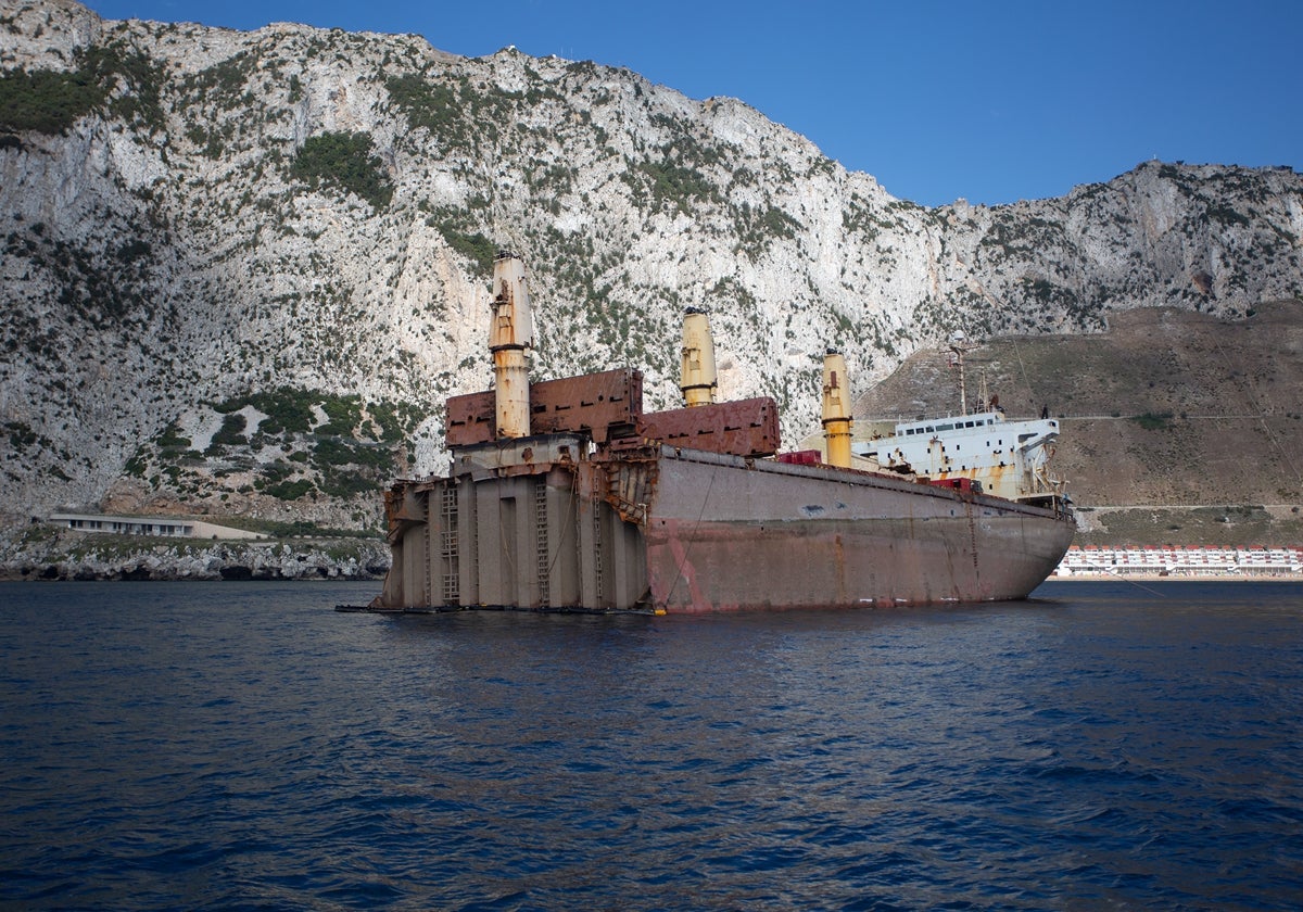 Imagen de la popa del 'OS 35? semihundida junto a Gibraltar