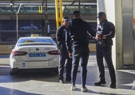 A la caza de taxis pirata en Barajas: «Piden 50 euros por coger un Uber»