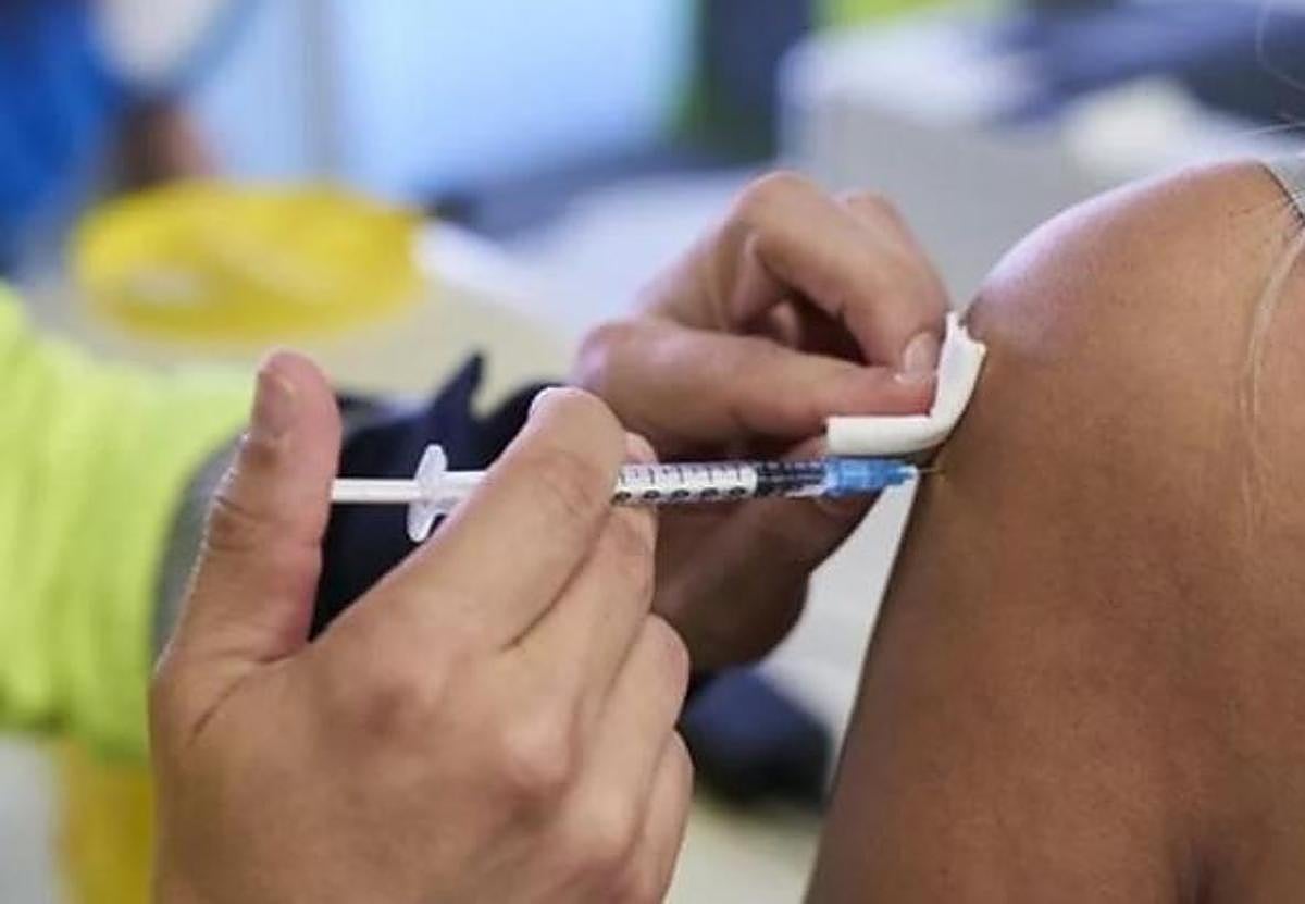 Una mujer, vacunándose en Andalucía