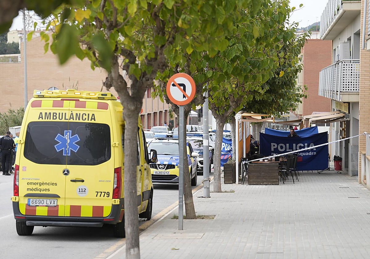Una ambulancia tras el crimen de un estibador en Montgat, el pasado noviembre