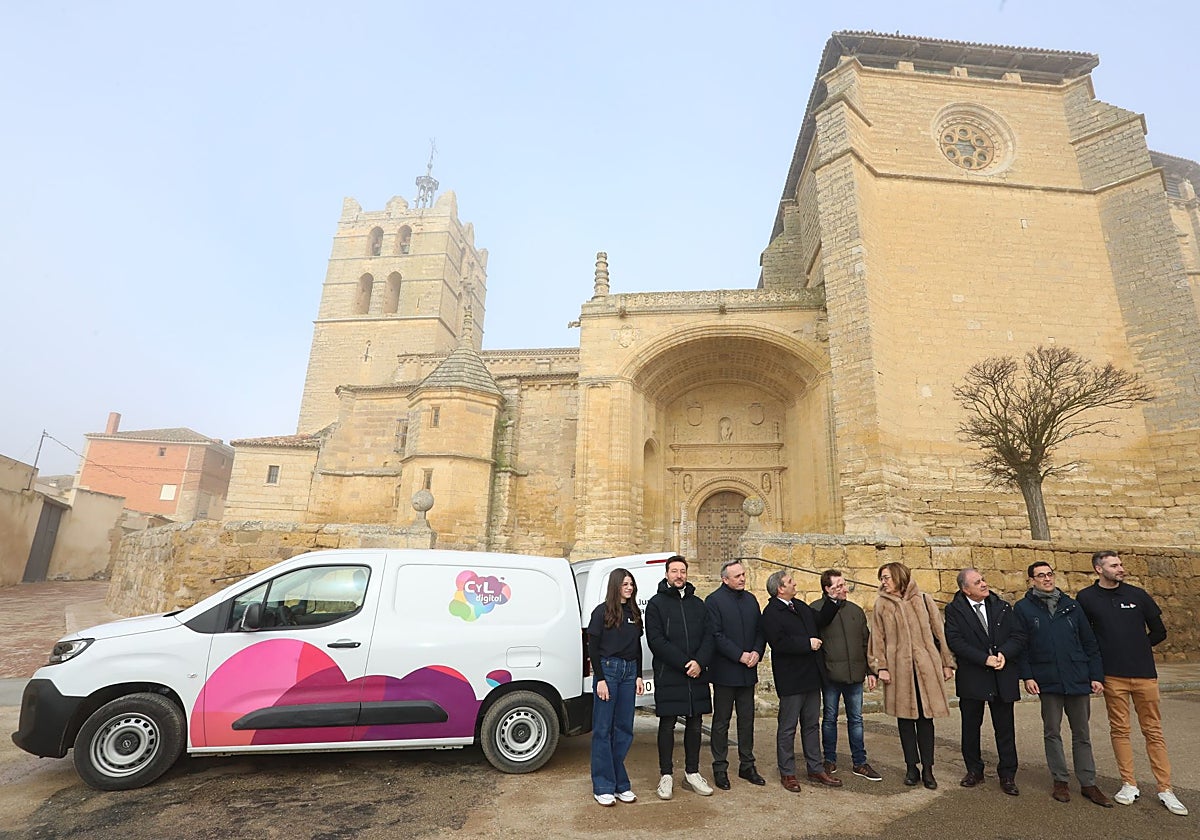 El consejero de Movilidad y Transformación Digital, José Luis Sanz Merino; junto a la presidenta de la Diputación, Ángeles Armisén, presenta en Santoyo (Palencia) las aulas itinerantes CyL Digital