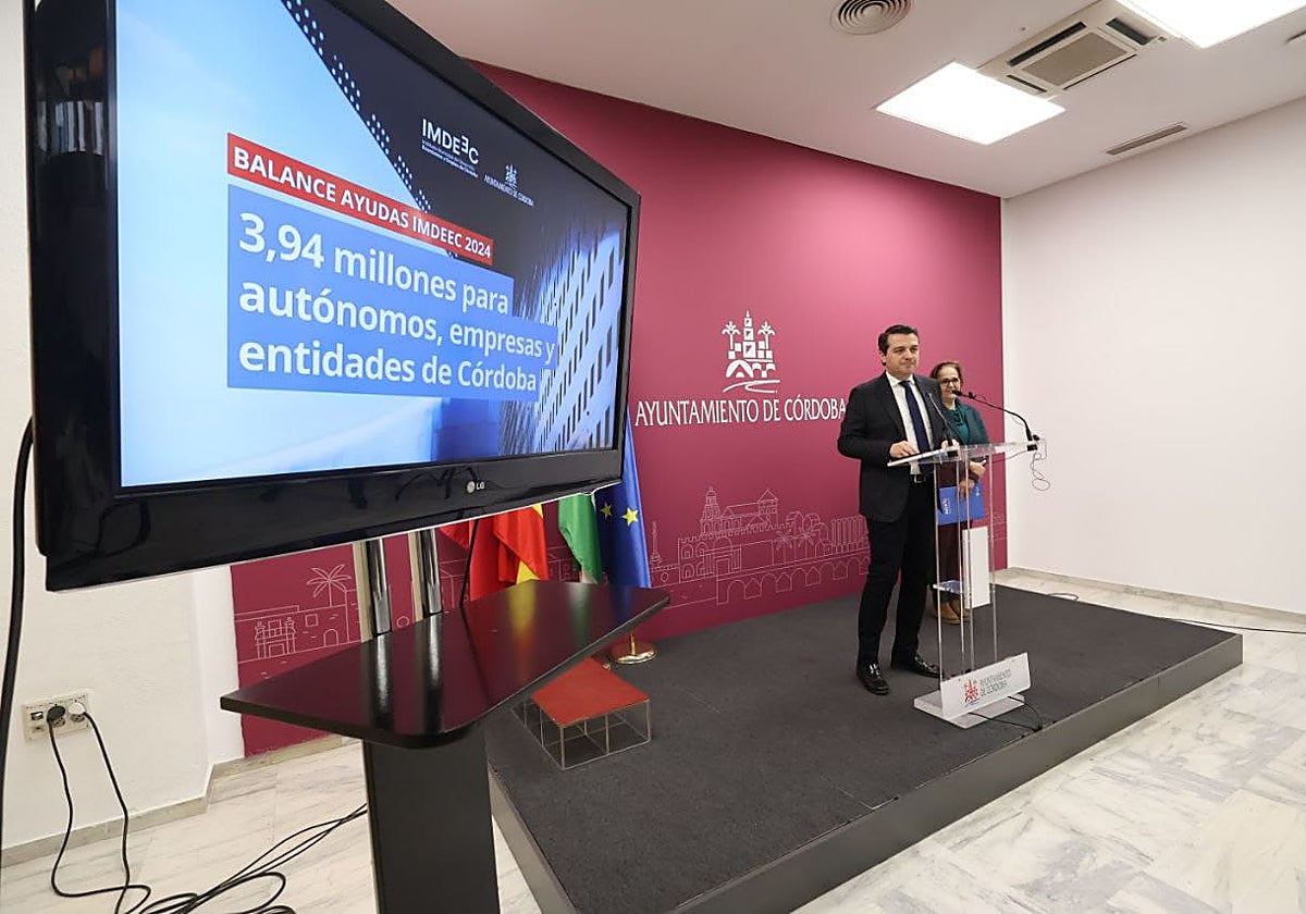 Bellido y Torrent durante la presentación de las ayudas del Imdeec