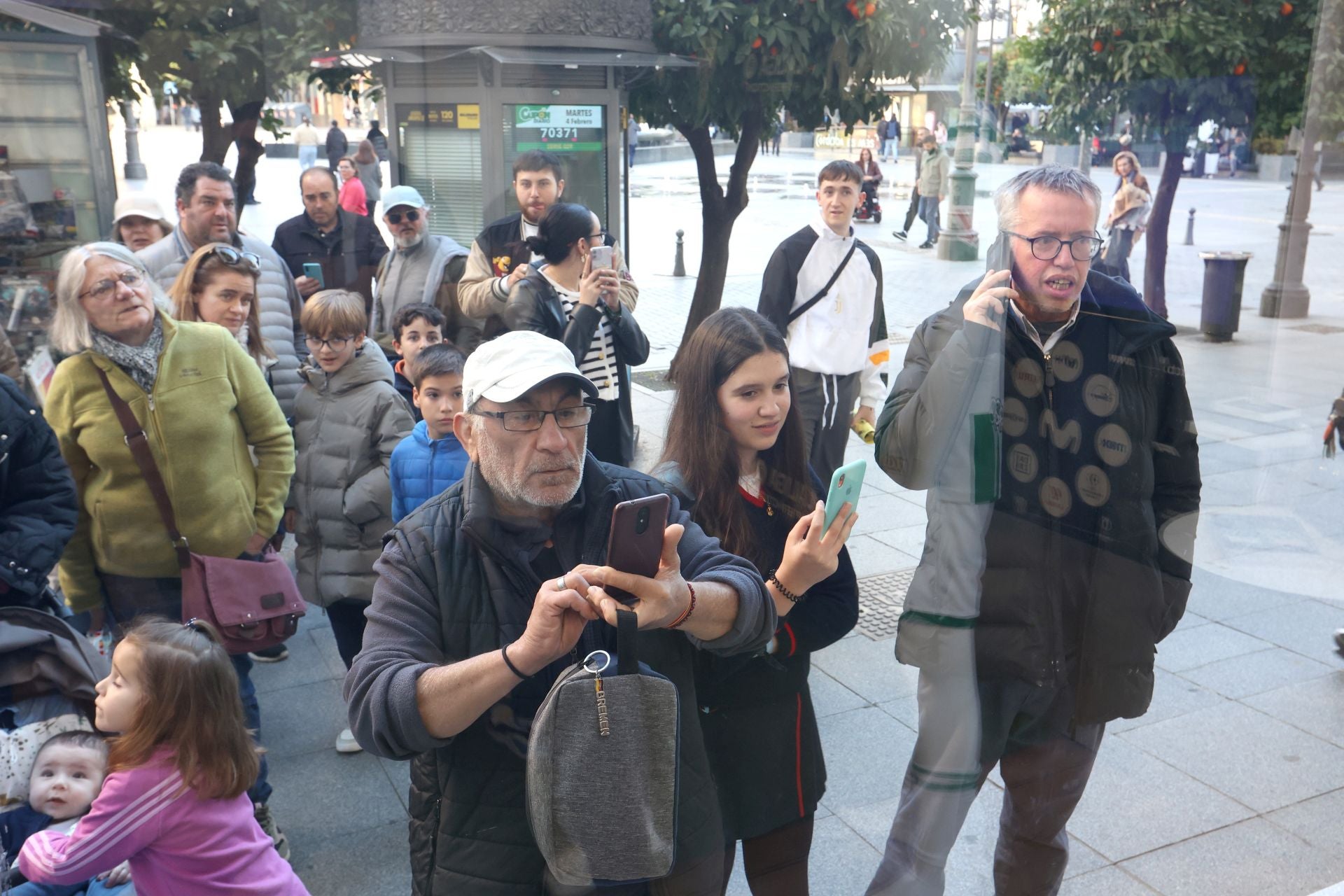 La multitudinaria firma de autógrafos de Théo Zidane y Antonio Casas, en imágenes