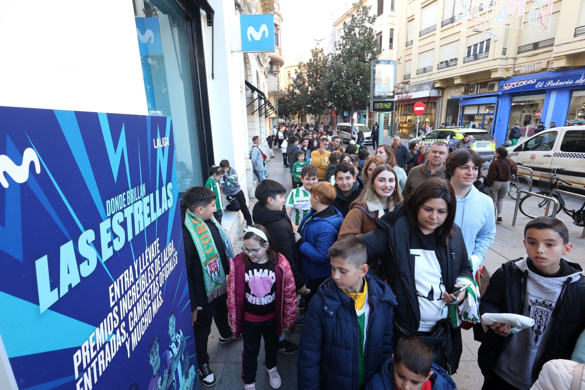 La multitudinaria firma de autógrafos de Théo Zidane y Antonio Casas, en imágenes