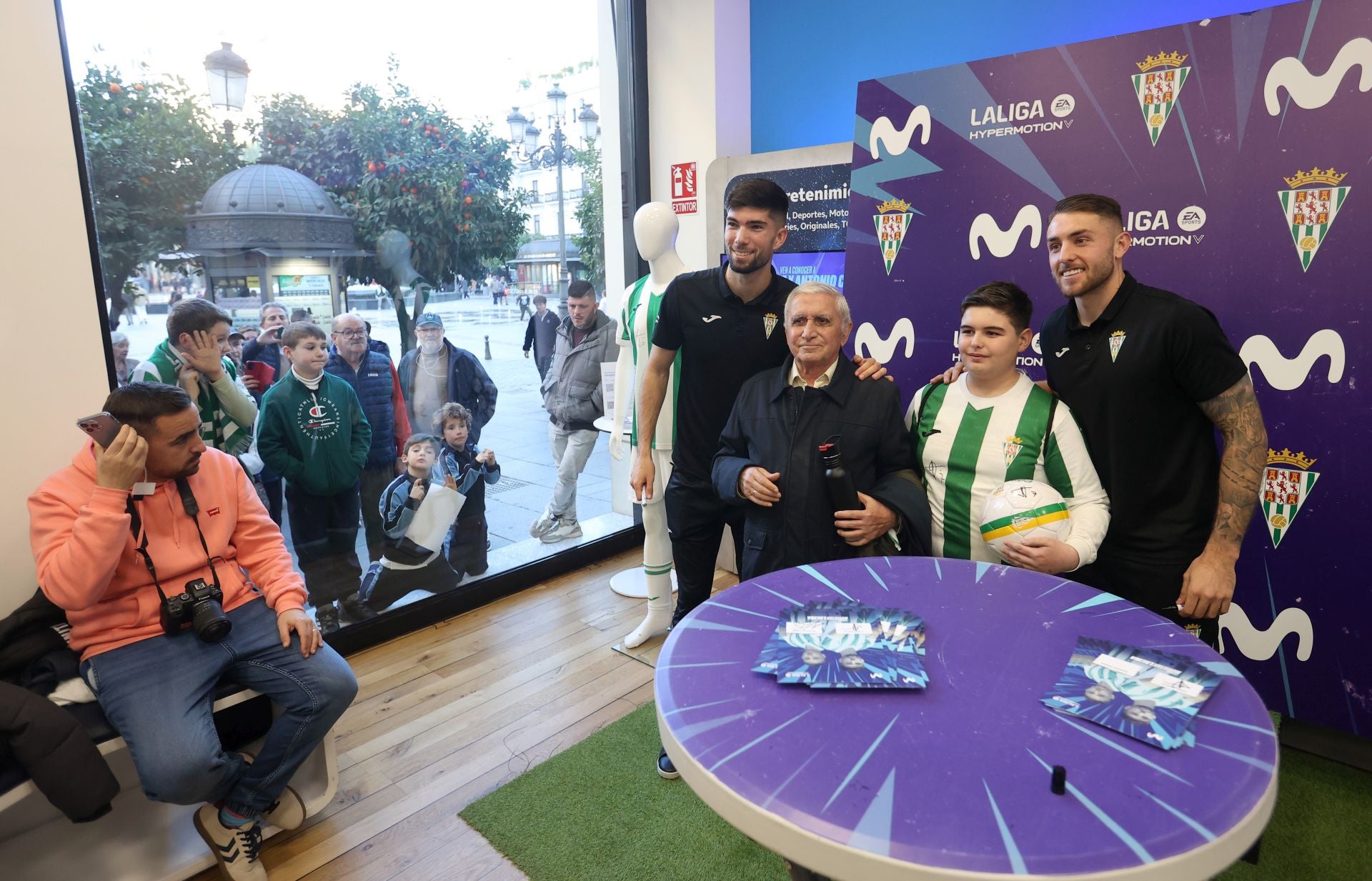 La multitudinaria firma de autógrafos de Théo Zidane y Antonio Casas, en imágenes