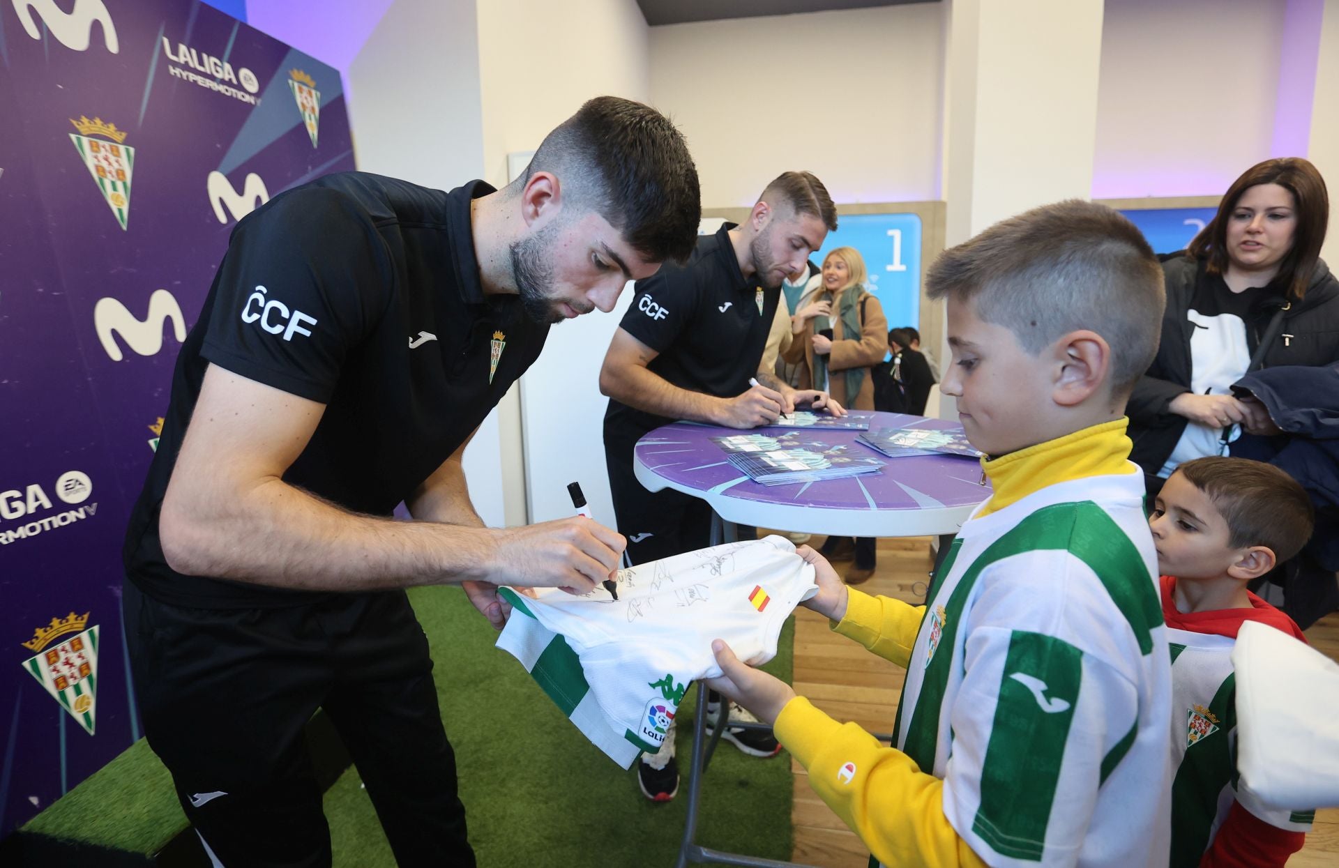 La multitudinaria firma de autógrafos de Théo Zidane y Antonio Casas, en imágenes