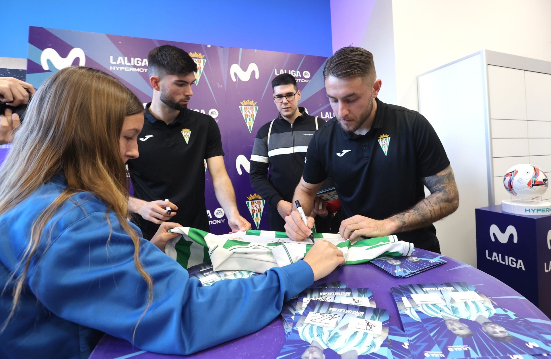 La multitudinaria firma de autógrafos de Théo Zidane y Antonio Casas, en imágenes