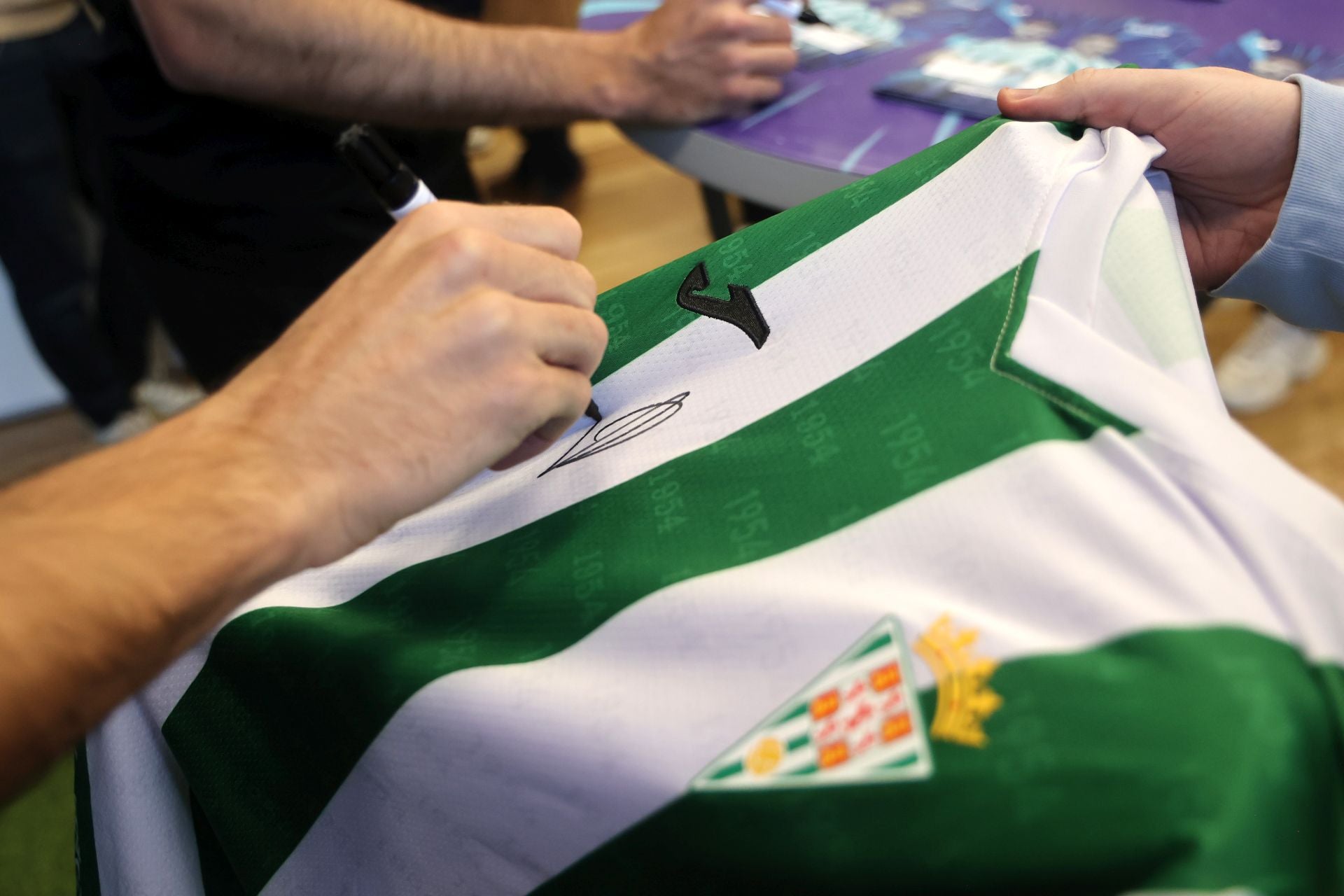 La multitudinaria firma de autógrafos de Théo Zidane y Antonio Casas, en imágenes