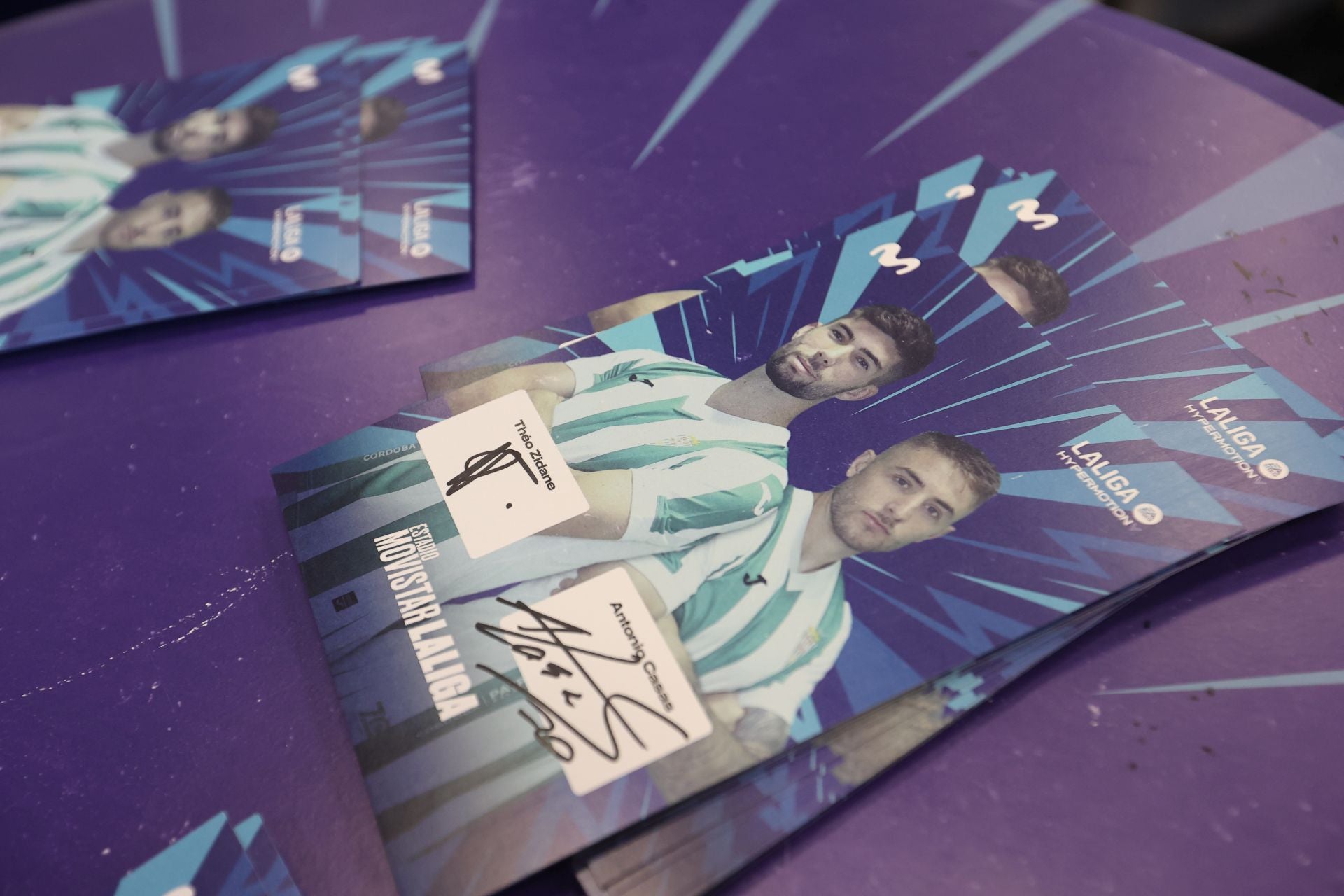 La multitudinaria firma de autógrafos de Théo Zidane y Antonio Casas, en imágenes