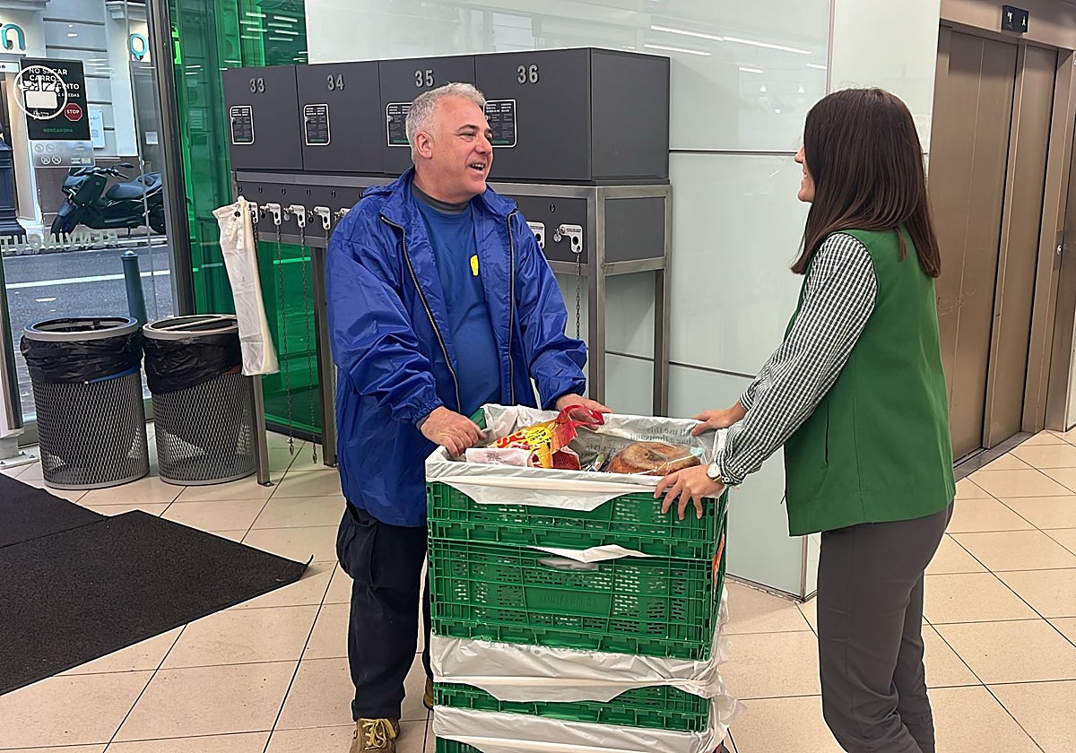 Imagen de una donación de alimentos de un supermercado de Mercadona