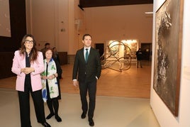 El alcalde, con la comisaria de la exposición y la concejal de Cultura, junto a una obra del toledano Rafael Canogar