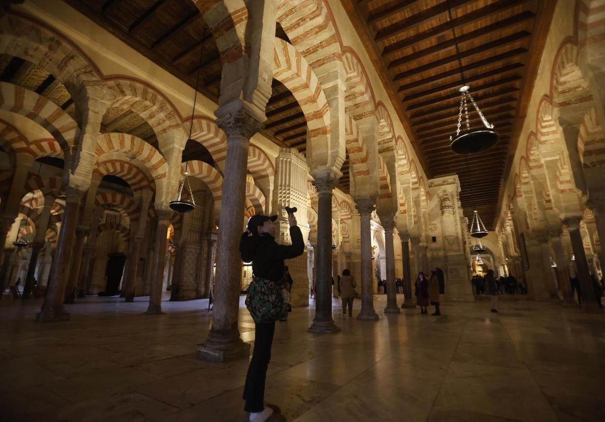 Turistas en el interior de la Mezquita-Catedral de Córdoba