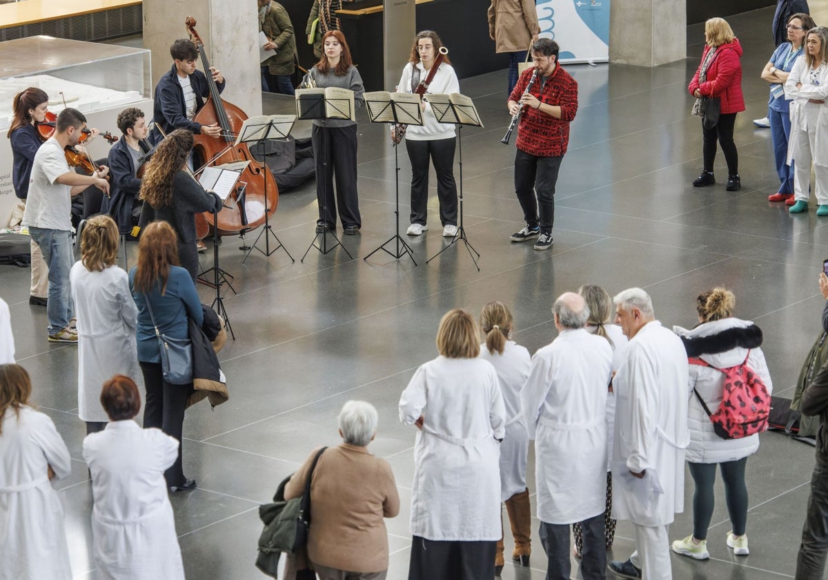 Miembros de la anterior convocatoria de la Orquesta Sinfónica de Castilla y León Joven (OSCyL Joven) participando el pasado diciembre en un concierto en el Hospital Universitario de Burgos