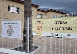 Denuncian a la Inspección que un colegio cuelga una pancarta para que las familias voten valenciano en vez de castellano