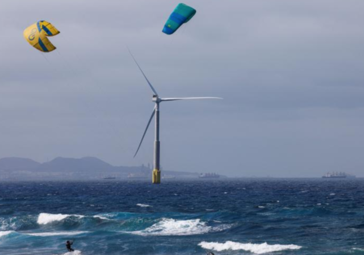 Molino piloto de eólica marina y windsurf juntos en una foto de archivo de la costa de Gran Canaria