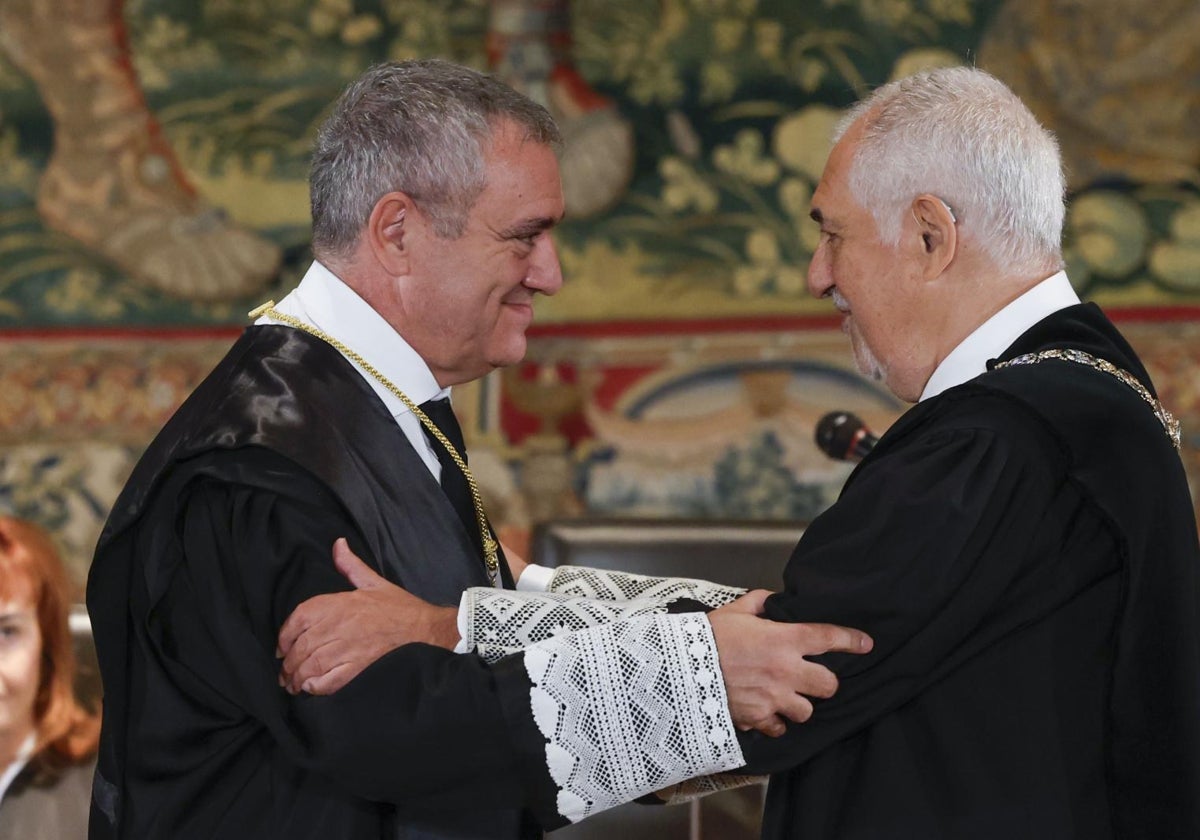 El magistrado José María Macías Castaño junto al presidente del Tribunal Constitucional, Cándido Conde-Pumpido