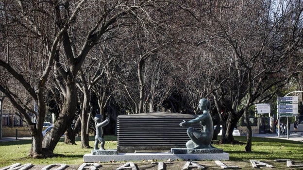 Imagen después - La estatua de los 60 y la actual