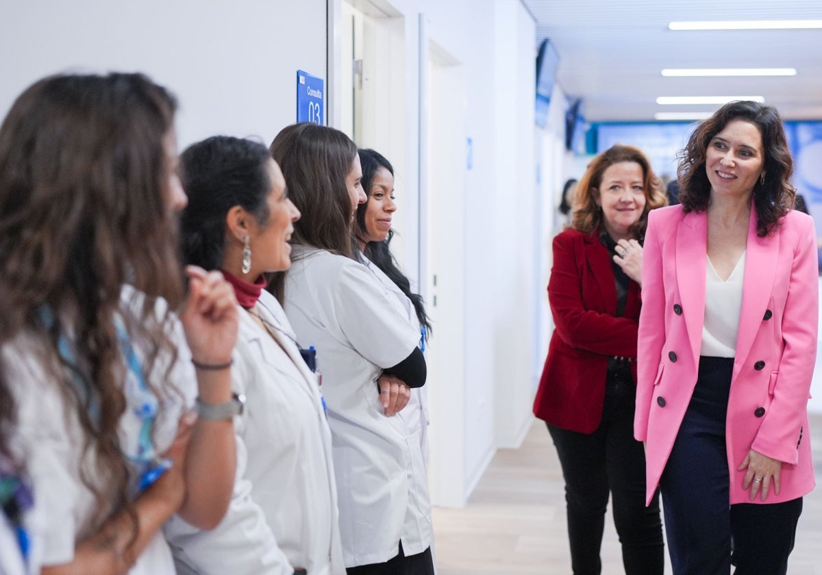 Díaz Ayuso, durante su visita al nuevo centro Sandoval II