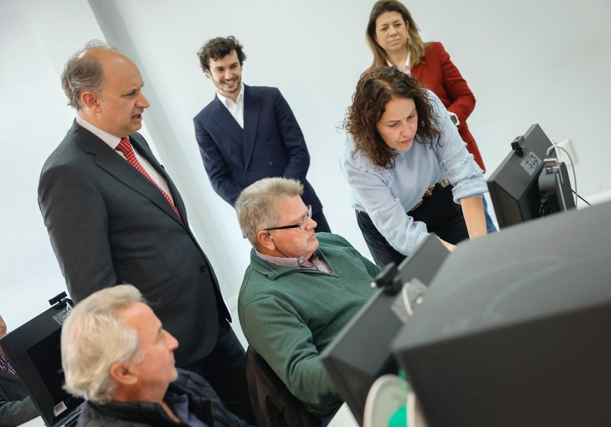 El consejero de Digitalización, Miguel López-Valverde, en la visita al centro de capacitación digital itinerante