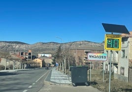 ¿Por qué aparecen estos días al revés las señales de algunos pueblos en Aragón?