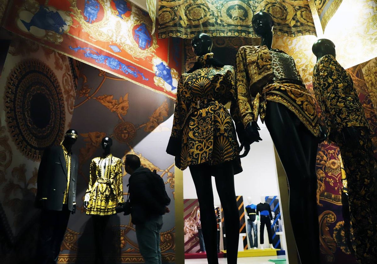 La exposición cuenta con algunos de los modelos icónicos del diseñador italiano Versace